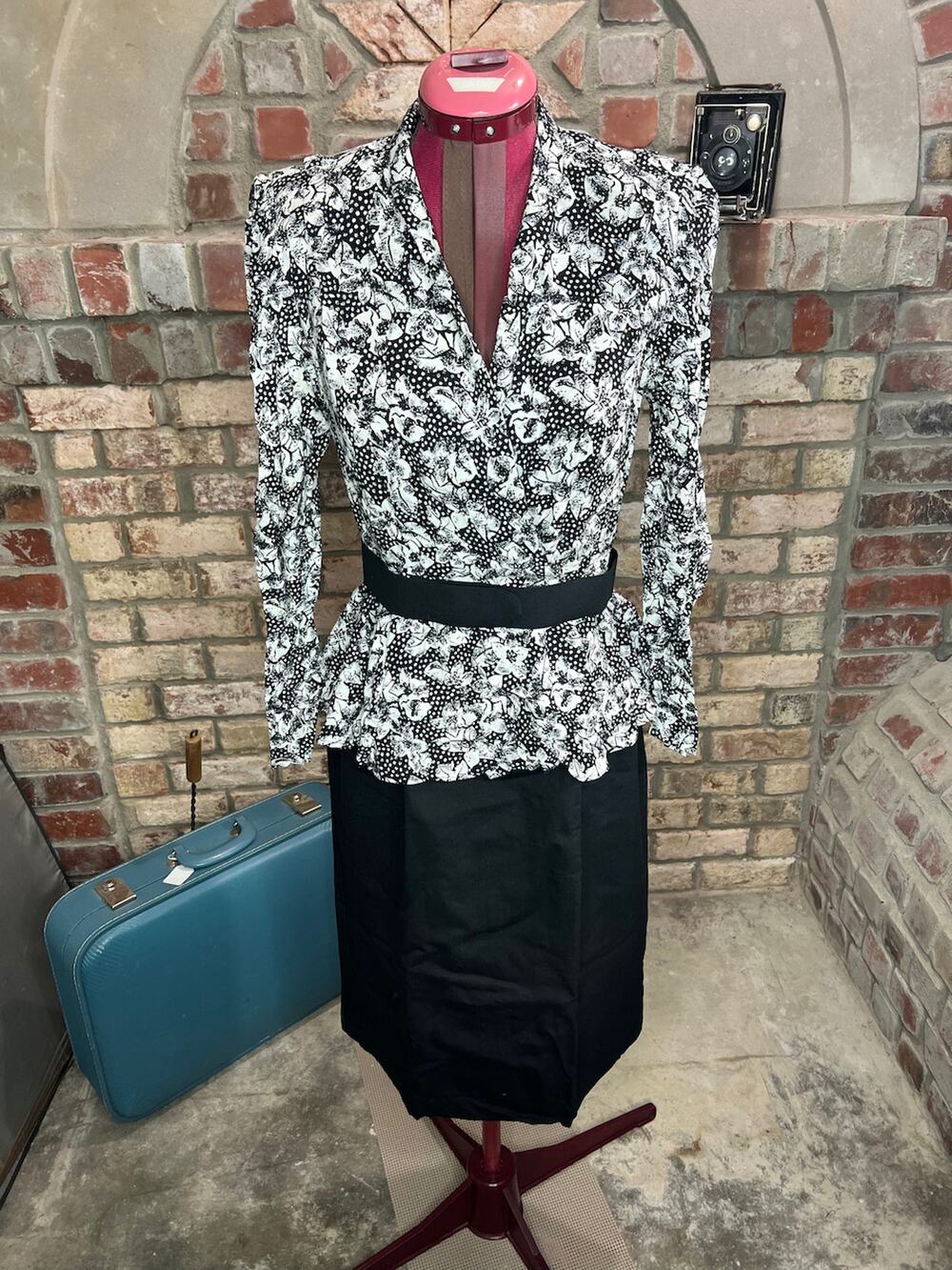 dress V neck peplum floral belt black white shoulder pads Surplice top